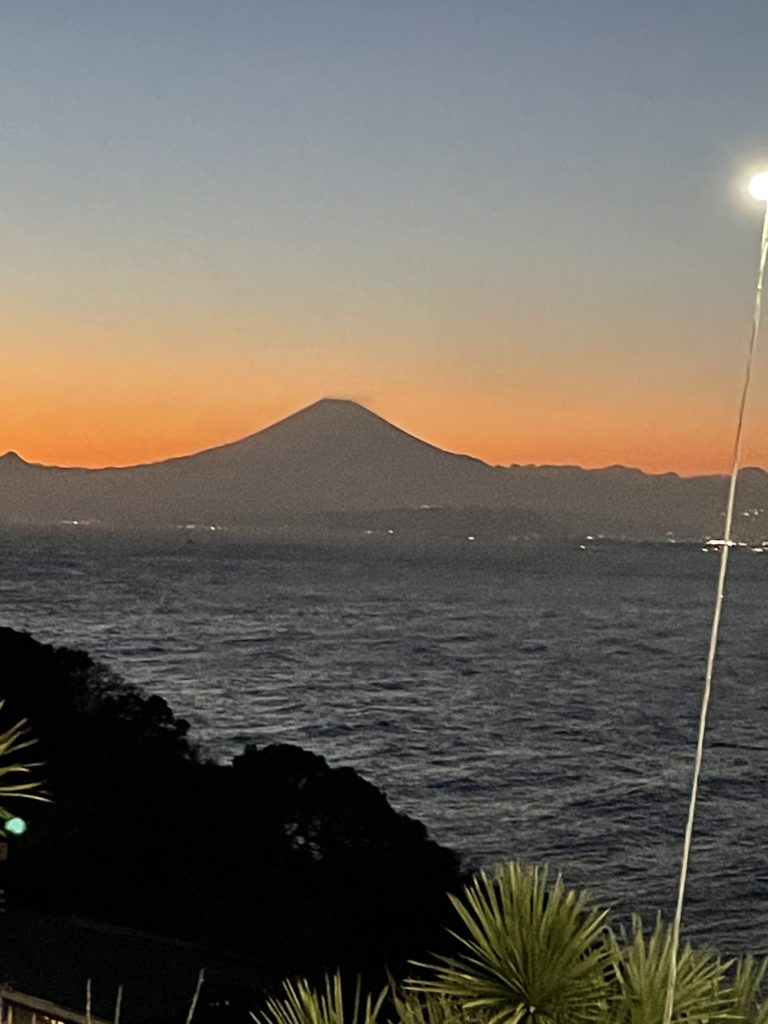 江ノ島から見える夕焼けの富士山